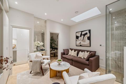 3 bedroom terraced house to rent, Coleherne Mews, London, SW10