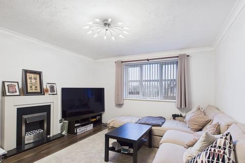 2 bedroom apartment to rent, Redford Close, Feltham, TW13