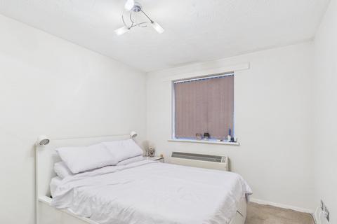 2 bedroom apartment to rent, Redford Close, Feltham, TW13