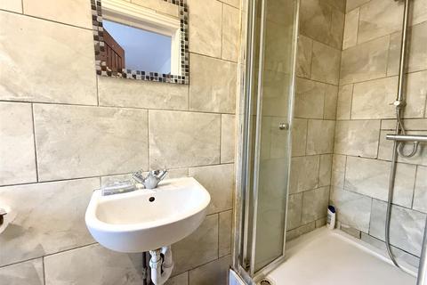 6 bedroom detached house to rent, Spackmans Way, Slough