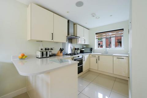 3 bedroom detached house to rent, Noble Park, Epsom