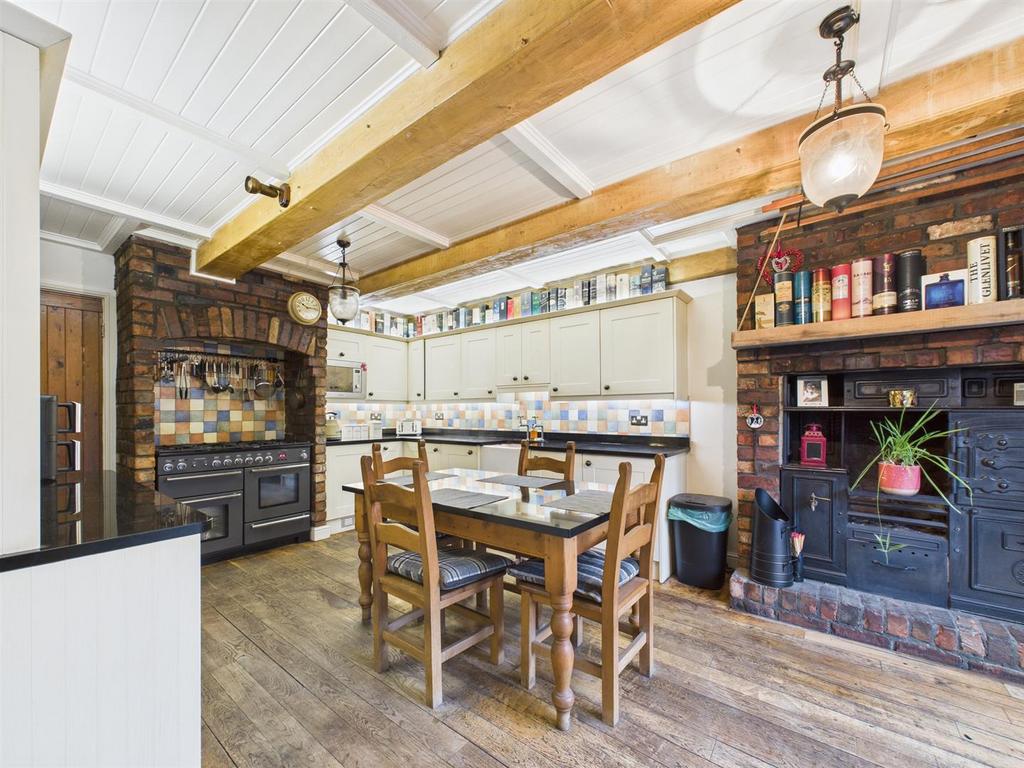 Kitchen 1.jpg
