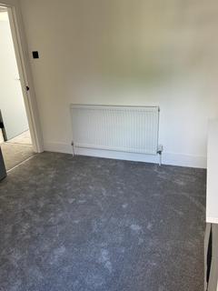 1 bedroom in a flat share to rent, High Road, Woodford Green IG8