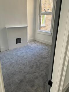 1 bedroom in a flat share to rent, High Road, Woodford Green IG8