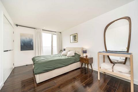 3 bedroom flat to rent, Whiting Way, London SE16