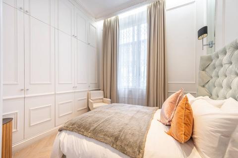 Gloucester Gardens, Bayswater, London, W2