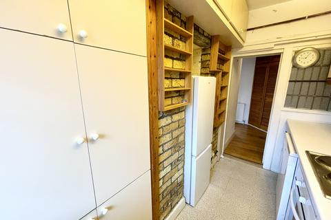 1 bedroom flat for sale, Heath Close, London NW11