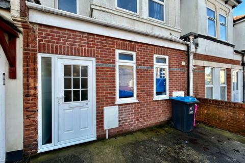 1 bedroom flat to rent, Palmerston Road modernised one bed flat with small garden area
