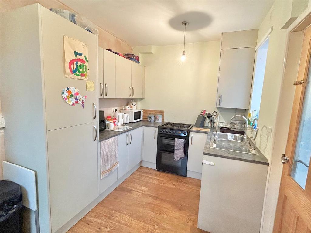 Kitchen 2.jpg