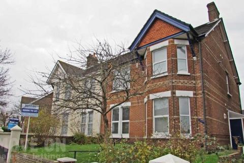 1 bedroom in a house share to rent, Wimborne Road, Poole