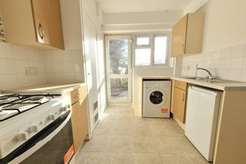 2 bedroom flat to rent, Fairmead Crescent, Edgware HA8
