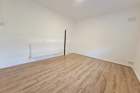 2 bedroom flat to rent, Fairmead Crescent, Edgware HA8