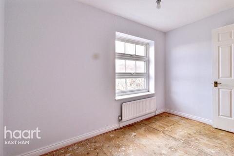 3 bedroom terraced house for sale, Viscount Drive, London