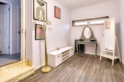 3 bedroom terraced house for sale, Viscount Drive, London