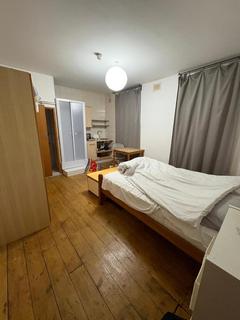 Studio to rent, Bryantwood Road, Highbury, N7