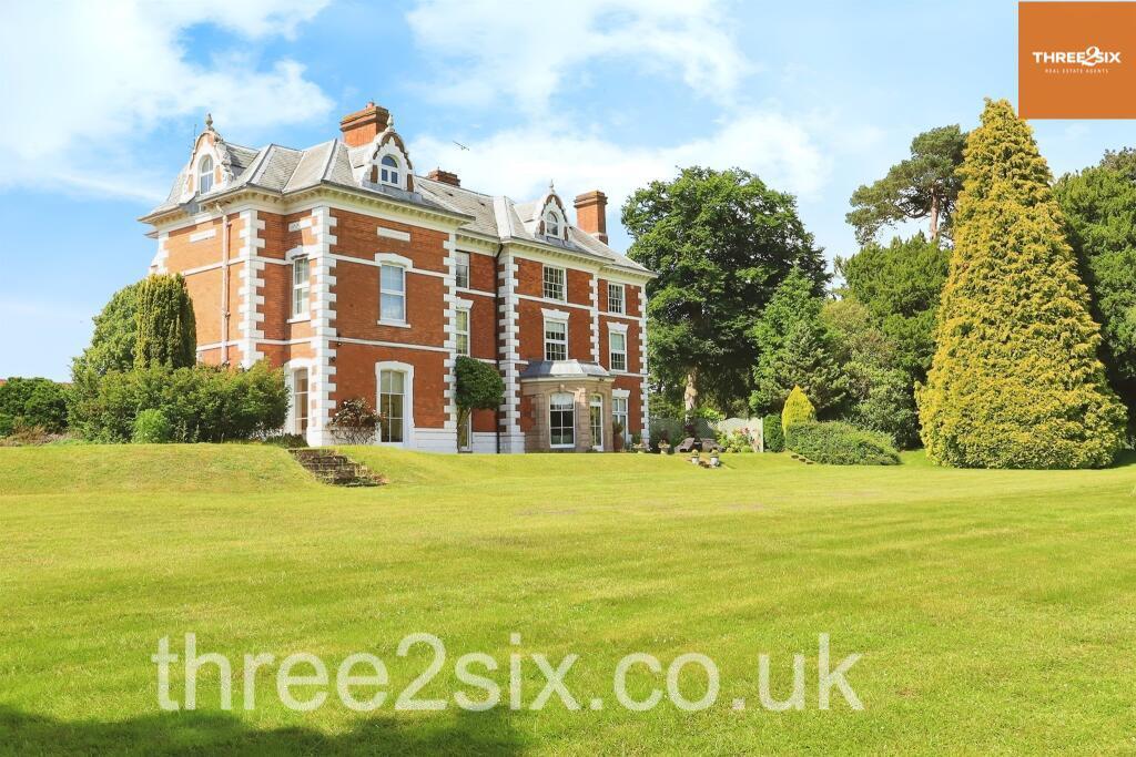 Elegant Character Apartment with Communal Pool