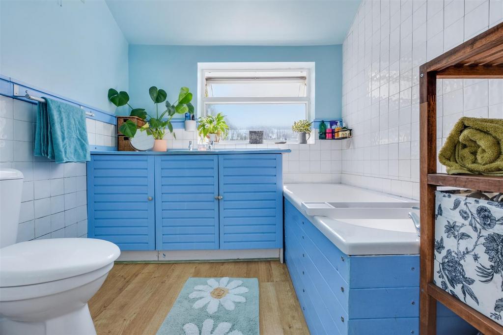Bathroom 2.jpeg