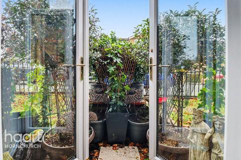 1 bedroom retirement property for sale, Waldegrave Gardens, Upminster