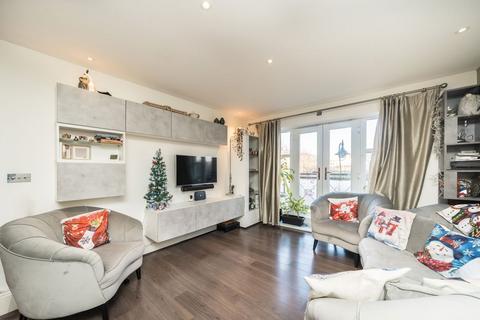 2 bedroom flat to rent, Bader Way, London SW15