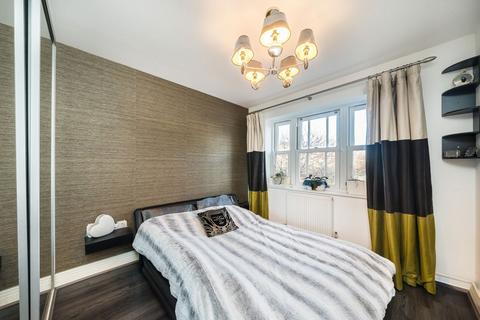 2 bedroom flat to rent, Bader Way, London SW15