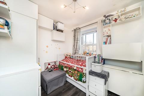 2 bedroom flat to rent, Bader Way, London SW15