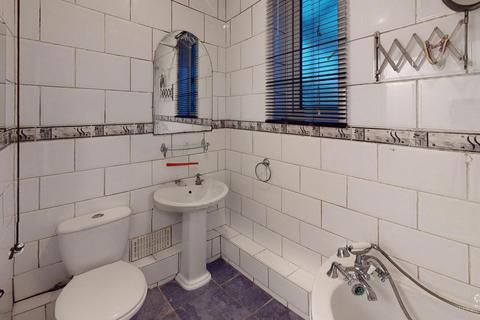 3 bedroom semi-detached house to rent, Love Lane, South Ockendon, RM15
