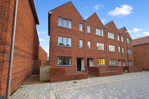 3 bedroom end of terrace house to rent, Towpath Crescent, Woking GU21