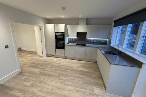 3 bedroom end of terrace house to rent, Towpath Crescent, Woking GU21