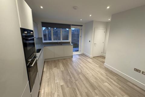 3 bedroom end of terrace house to rent, Towpath Crescent, Woking GU21