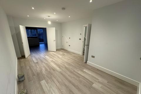 3 bedroom end of terrace house to rent, Towpath Crescent, Woking GU21