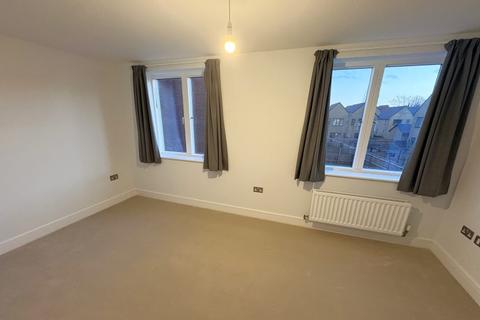3 bedroom end of terrace house to rent, Towpath Crescent, Woking GU21