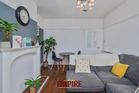 2 bedroom flat share to rent, Jacey Buildings