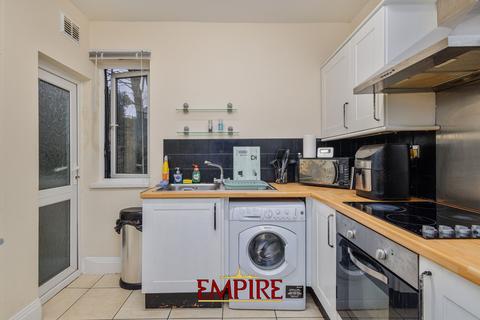 2 bedroom flat share to rent, Jacey Buildings