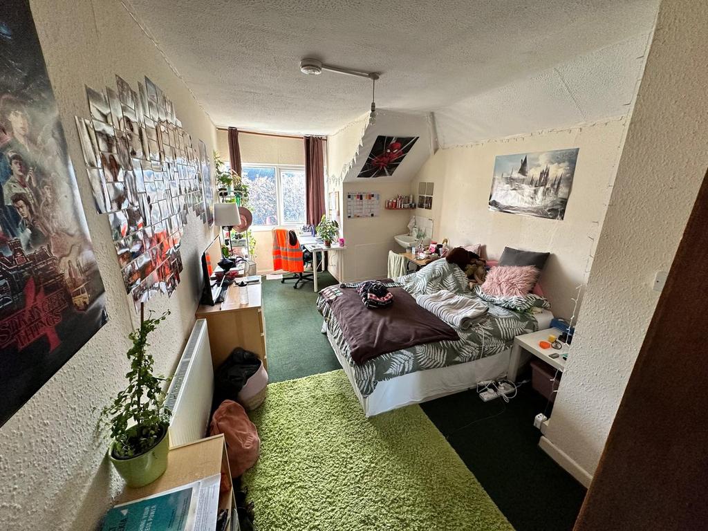A spacious and well-decorated large double bedr...