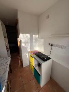 Studio to rent, Linthorpe Road, N16