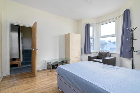 4 bedroom maisonette for sale, Montague Road, London, TW3