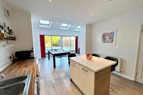 3 bedroom semi-detached house to rent, Craddock Road, Sale, M33