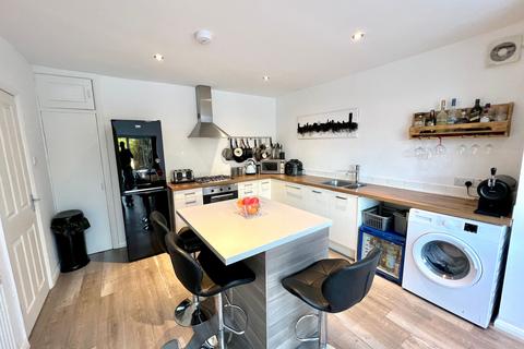 3 bedroom semi-detached house to rent, Craddock Road, Sale, M33