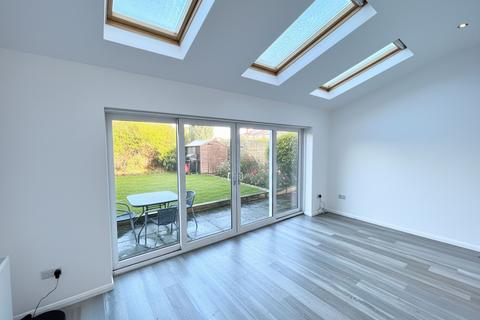 3 bedroom semi-detached house to rent, Craddock Road, Sale, M33