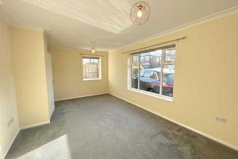 3 bedroom semi-detached house to rent, Craddock Road, Sale, M33