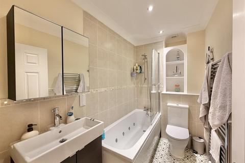2 bedroom flat for sale, Jevington Gardens, Eastbourne