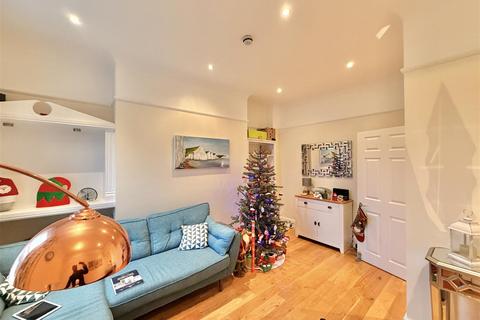 2 bedroom flat for sale, Jevington Gardens, Eastbourne
