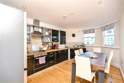 2 bedroom flat for sale, Jevington Gardens, Eastbourne