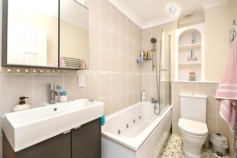 2 bedroom flat for sale, Jevington Gardens, Eastbourne