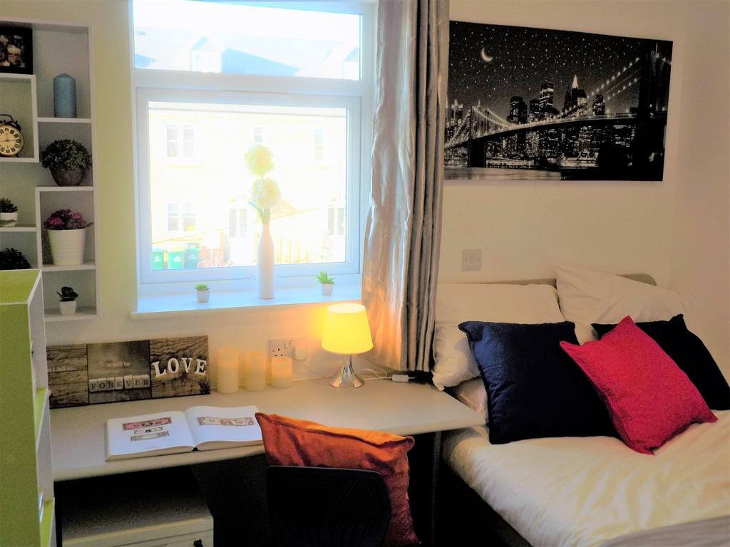 Bright, well-kept double bedroom with a neat st...