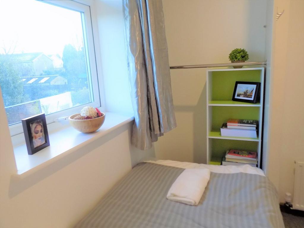 Bright, neatly presented single bedroom with a ...