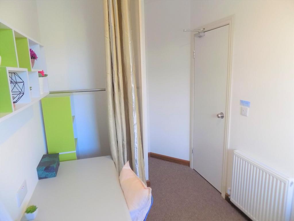 Bright, tidy single bedroom with a built-in des...