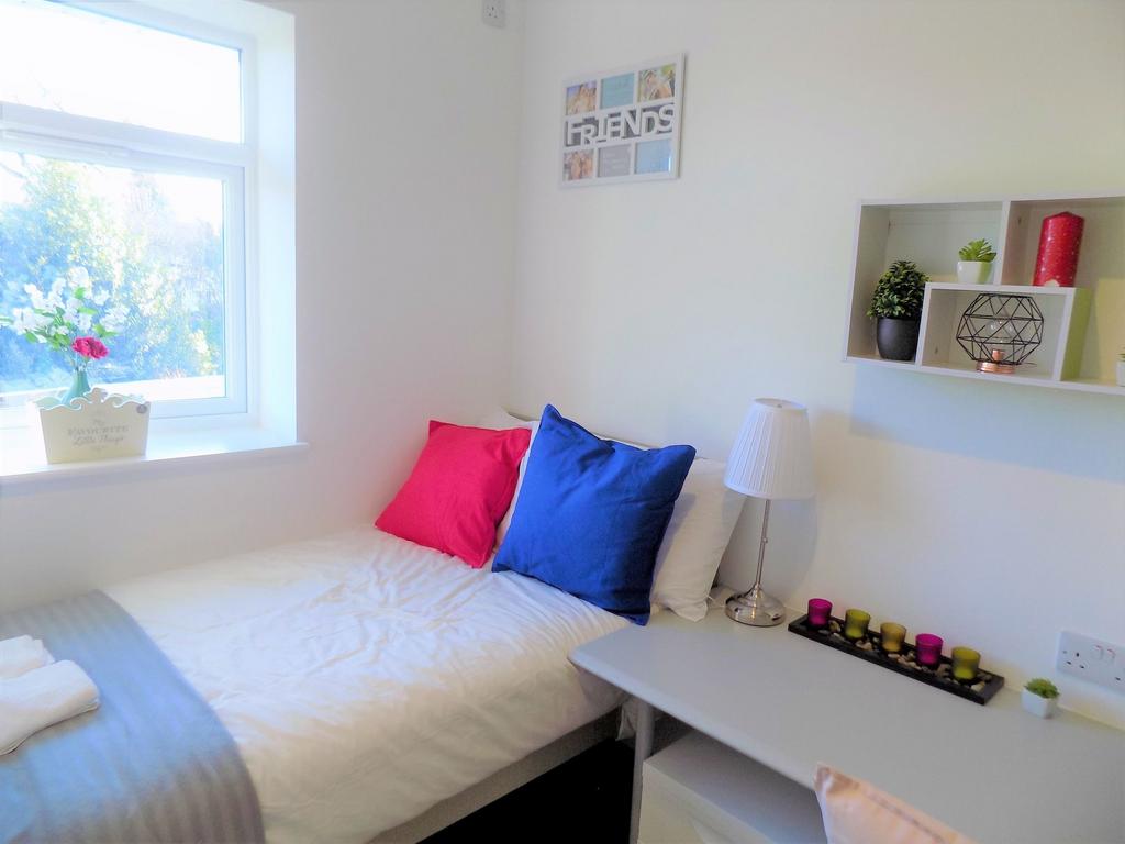 Bright, neatly presented bedroom with a comfy s...