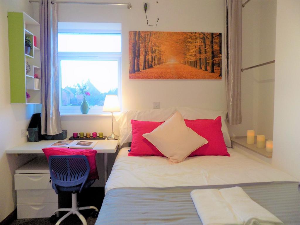 Bright, neatly presented double bedroom with a ...