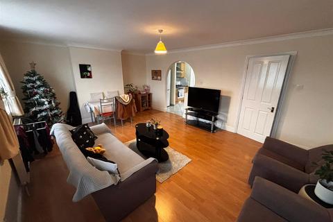 2 bedroom flat to rent, 24 Birchwood AvenueHatfieldHertfordshire